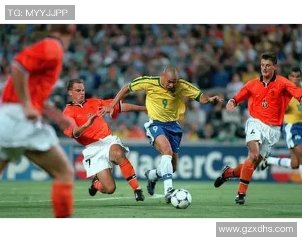 足球明星与儿时好友重聚握手瞬间感动无数球迷的温暖故事