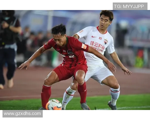 赛后分析：深圳足球队与武汉足球队在比赛中的灵活战术对比与启示